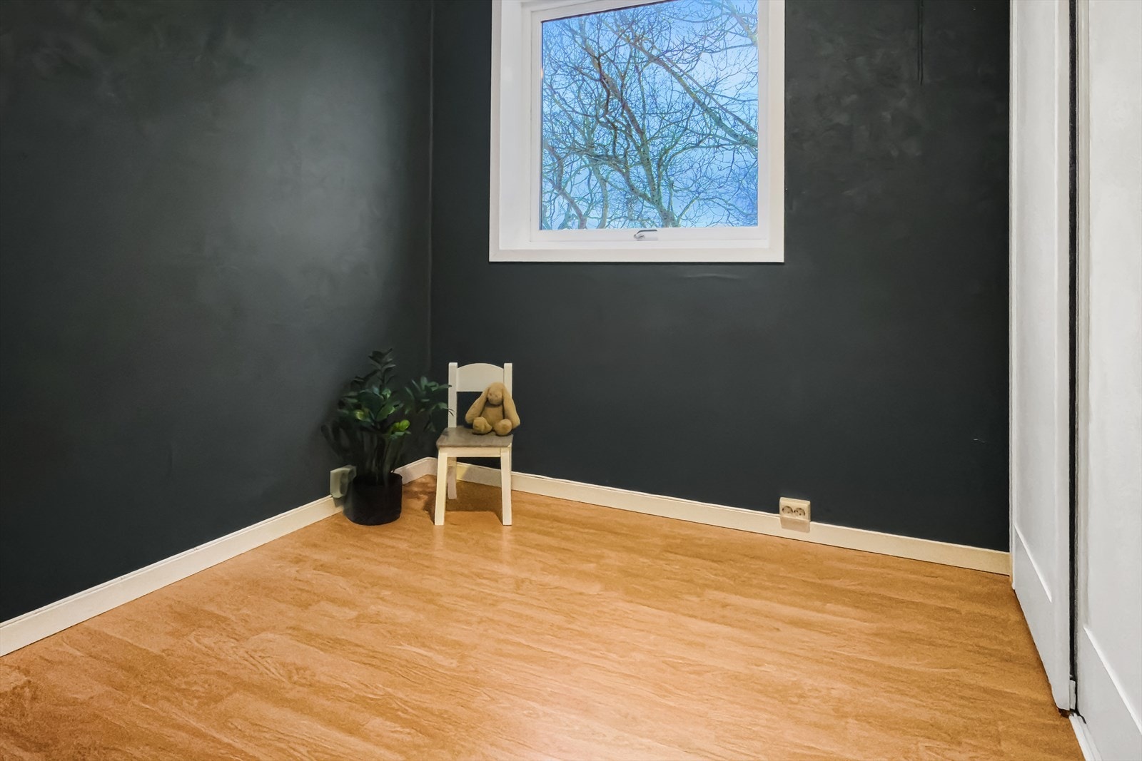 Skyvedørsgarderoben gir god oppbevaringsplass og et ryddig uttrykk. Galleribilde