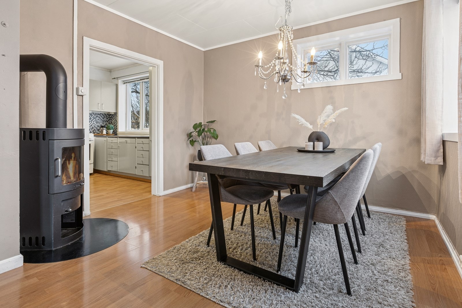 Spisestuen ligger tilbaketrukket med god plass til et stort spisebord, og har en åpen løsning videre mot kjøkkenet - ideelt for en praktisk og sosial hverdag. Galleribilde