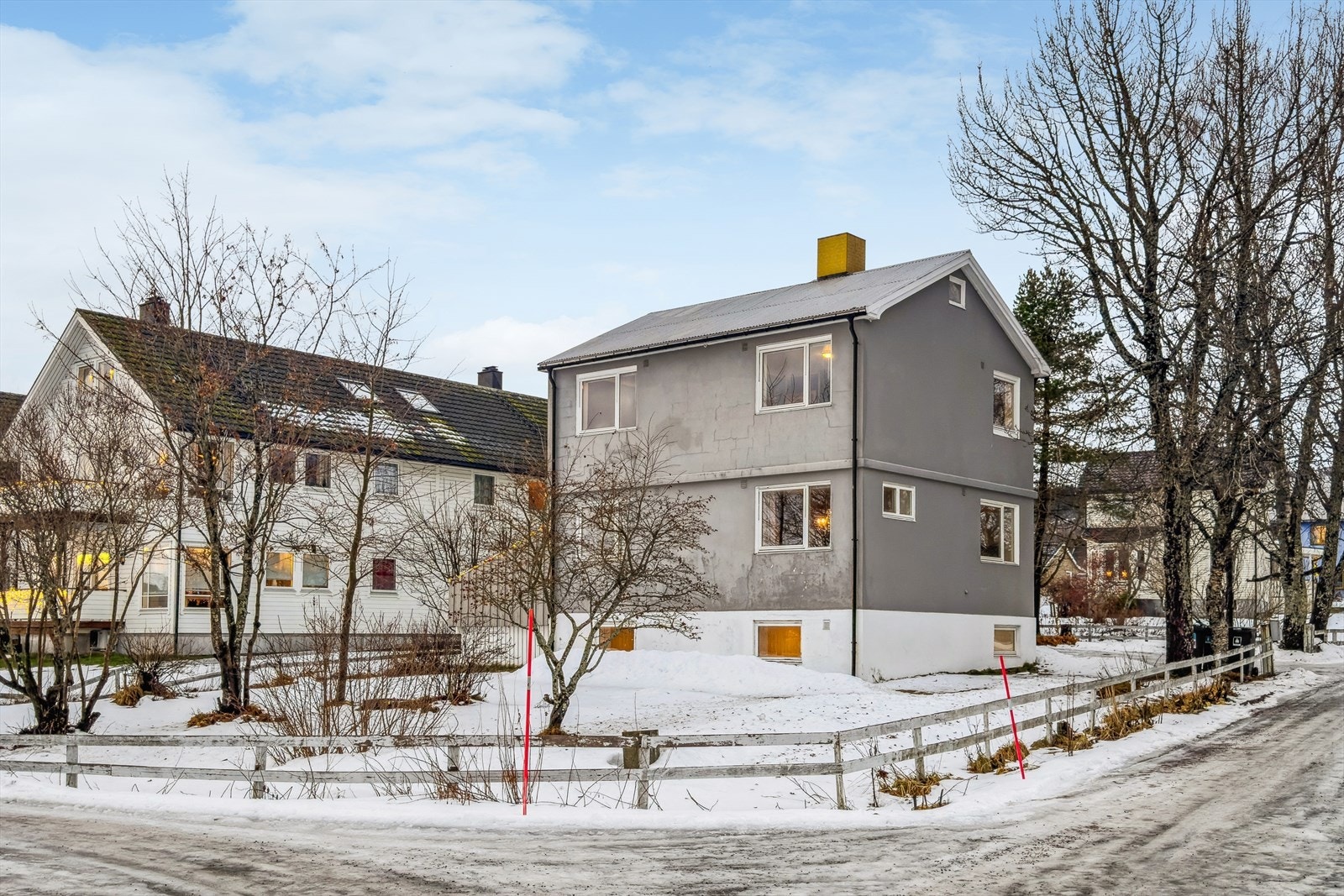 Fra eiendommen har du enkel tilgang til alle byens fasiliteter, samtidig som området er rolig og preget av boligbebyggelse. Det er kort vei til skole, barnehage og dagligvarebutikker, noe som gjør hverdagen praktisk og familievennlig. Galleribilde