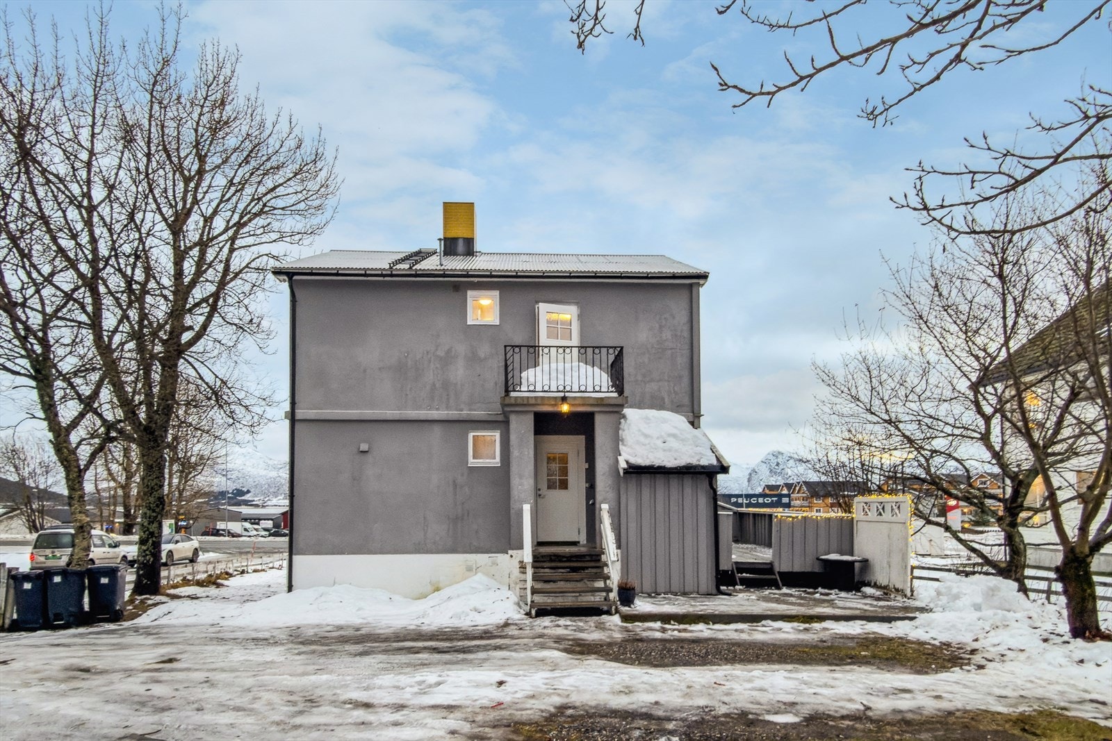 Eneboligen er opprinnelig fra ca 1947 fordelt på tre etasjer. Boligen har behov for oppgraderinger, men gir deg en fantastisk mulighet til å forme ditt eget drømmehjem. Galleribilde
