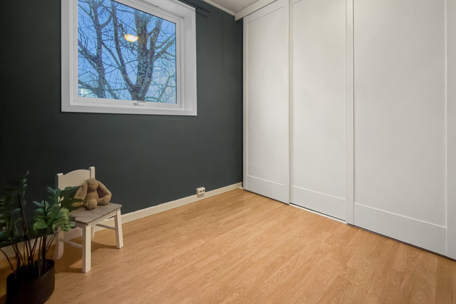 To av soverommene har garderobeløsning, hvor det ene er utstyrt med praktisk skyvedørsgarderobe. Galleribilde