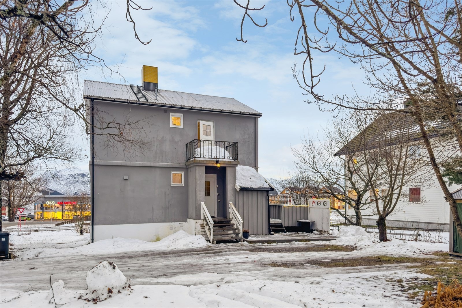 Opparbeidet tomt med romslig gårdsplass og god parkering. Flott uteareal med muligheter for hage, lek og sosiale soner. Tilnærmet flatt terreng gir enkel adkomst og optimal utnyttelse. Galleribilde