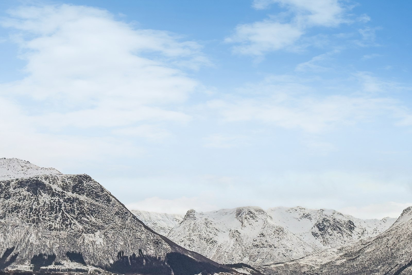 Fra eiendommen har du utsikt mot vakre fjellformasjoner rundt Sortland - en flott ramme for hverdagen. Galleribilde