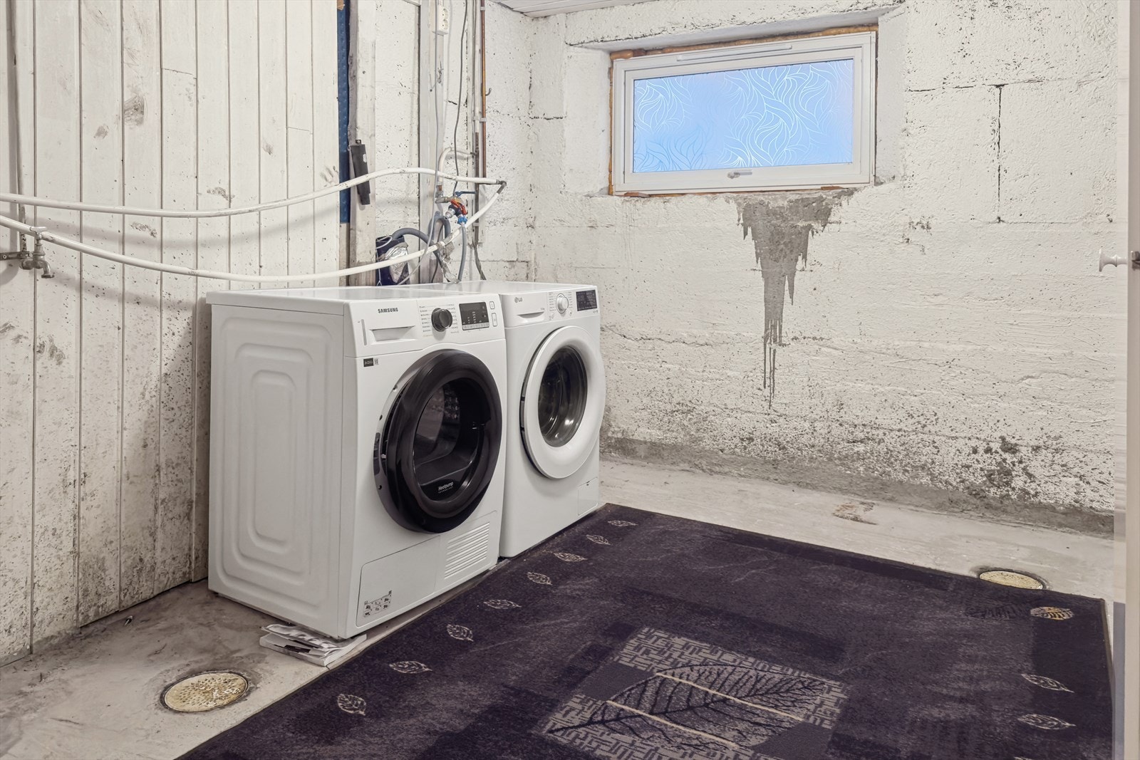 Vaskerom i kjeller med betonggulv og sluk, samt opplegg for vaskemaskin og tørketrommel. Vegger i pusset betong og eldre trepanel. Mekanisk ventilasjon er installert. Oppgradering må påregnes for å møte dagens krav til fuktsikring og funksjonalitet. Galleribilde