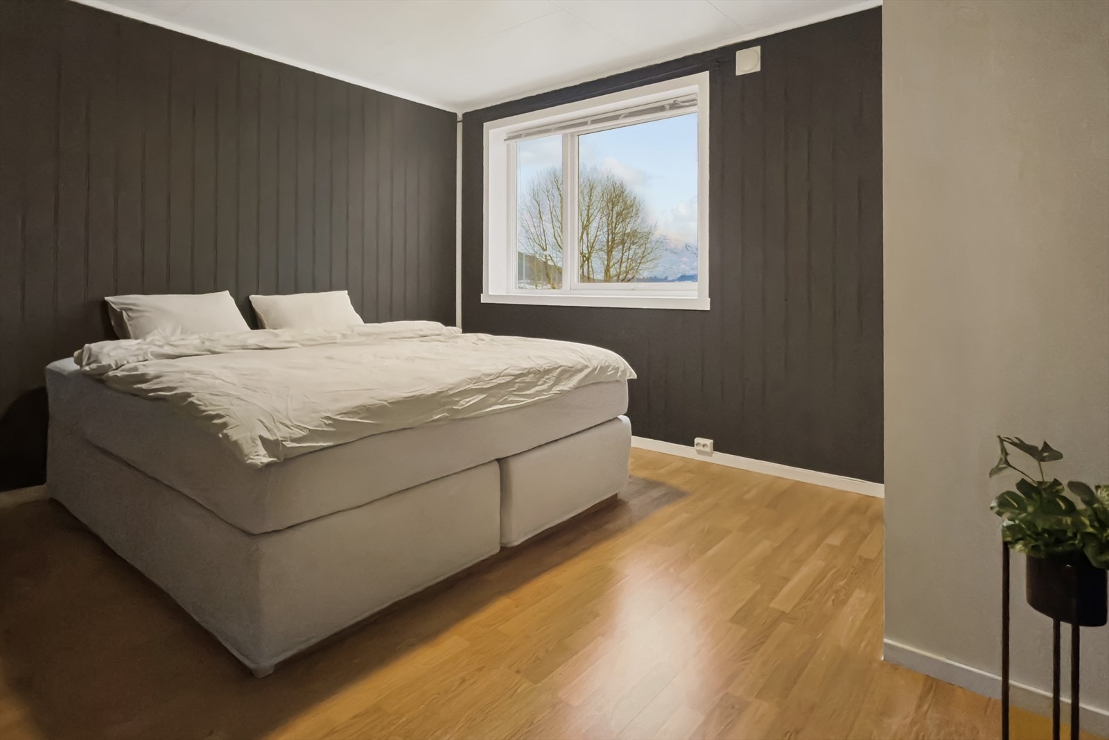 I 2. etasje finner du tre romslige soverom med god plass til dobbelseng og tilhørende møbler. Galleribilde