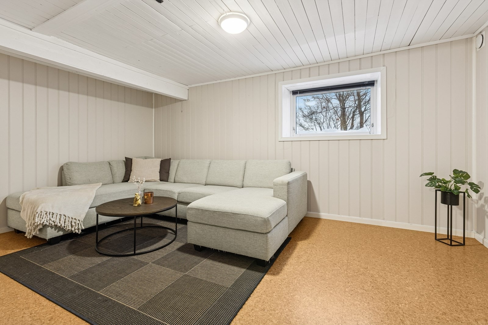 Kjelleren har takhøyde, målt til ca. 2,04 meter. Dette er lavere enn moderne standard, men typisk for byggeperioden. Galleribilde