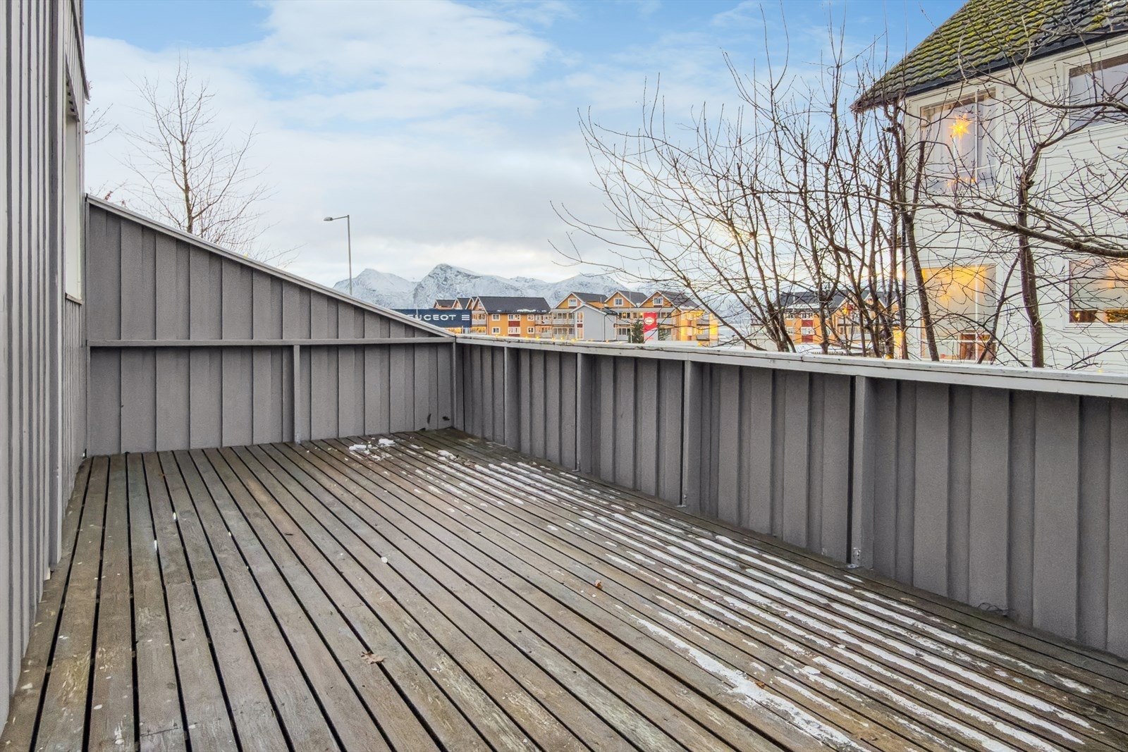 Her er det god plass til utemøbler, grilling og hyggelige sammenkomster med familie og venner. Galleribilde