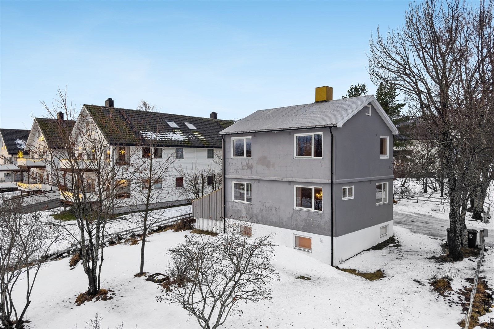 Eiendommen ligger i et attraktivt og etablert boligområde i Natlandsveien på Sortland, med kort gangavstand til sentrum. Flat og solrik tomt med hyggelig utsikt - perfekt kombinasjon av nærhet til byliv og gode uteområder. Galleribilde