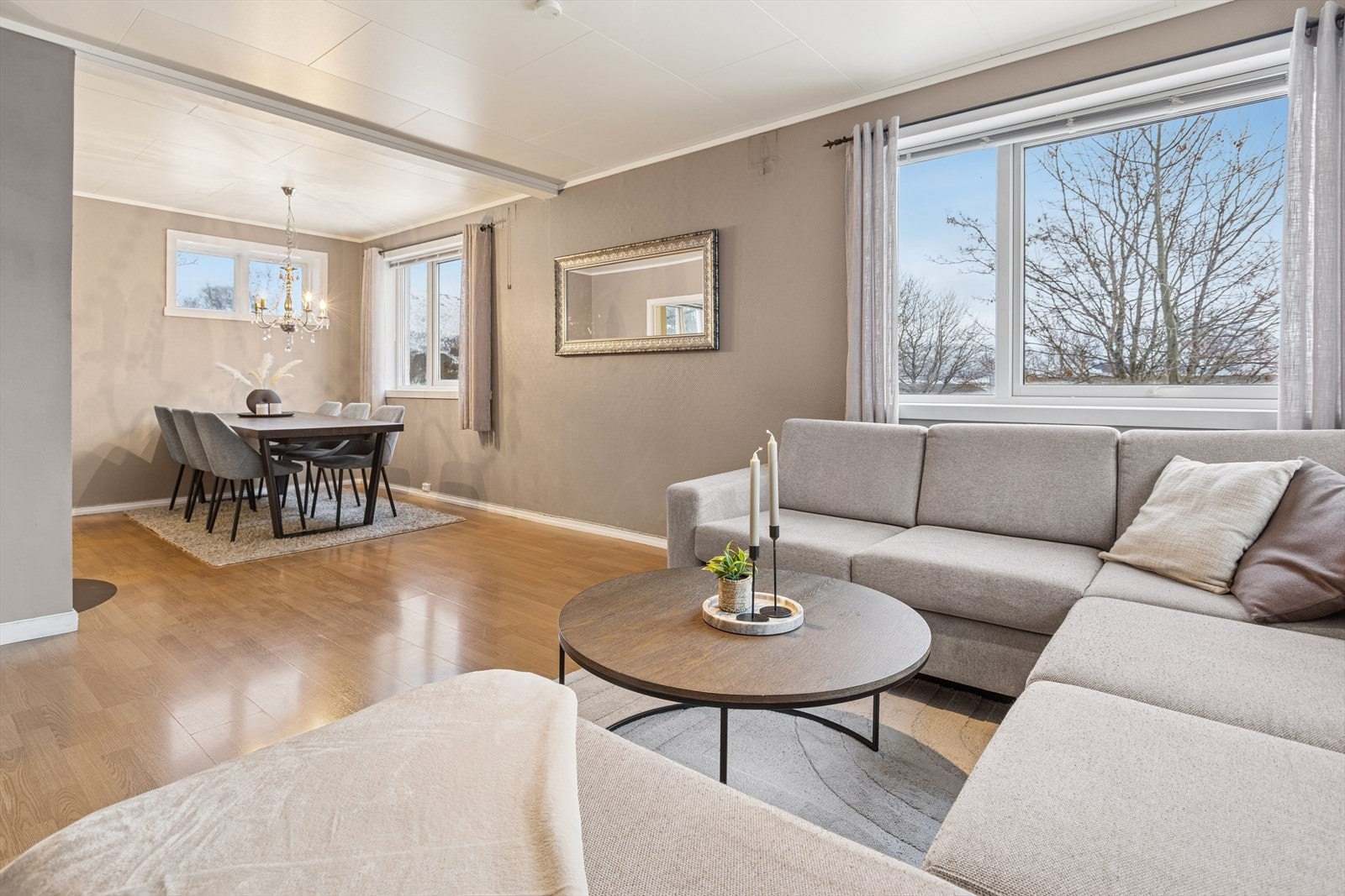 Stuen er lys og romslig med god plass til en stor sofagruppe, perfekt for både avslapning og sosiale sammenkomster. Galleribilde