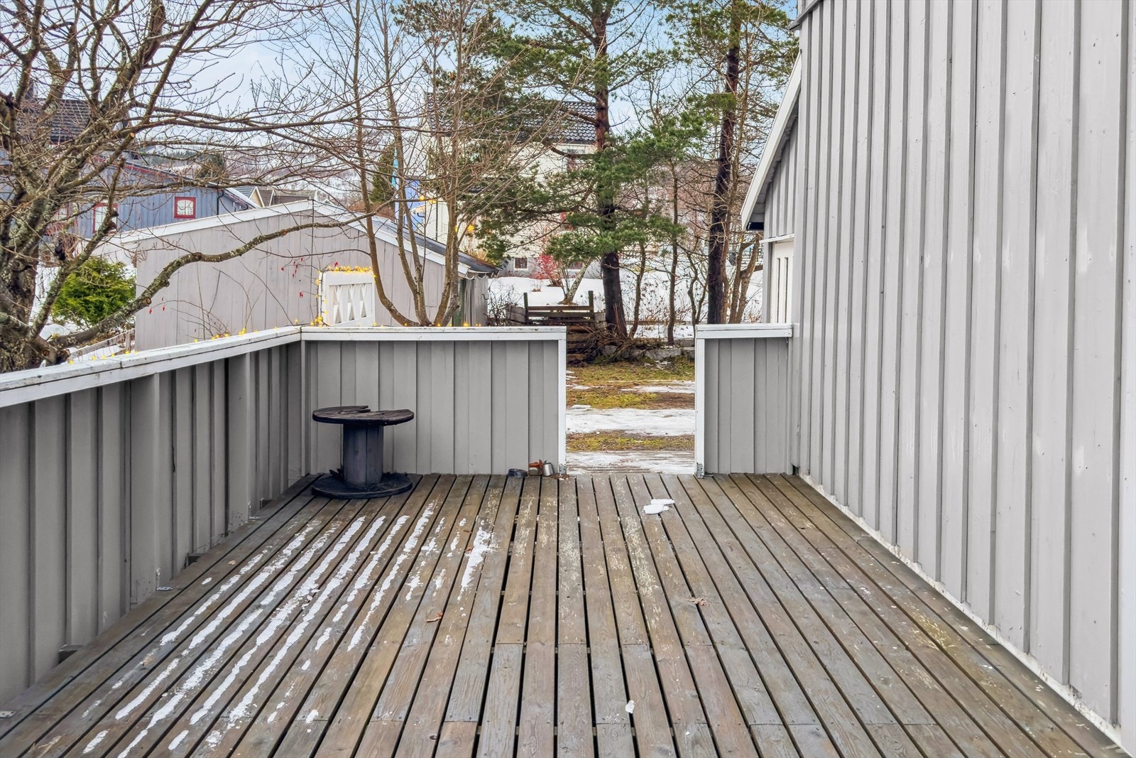 Ved inngangspartiet finner du en romslig terrasse på ca. 22 kvm - perfekt for å nyte solrike dager. Galleribilde