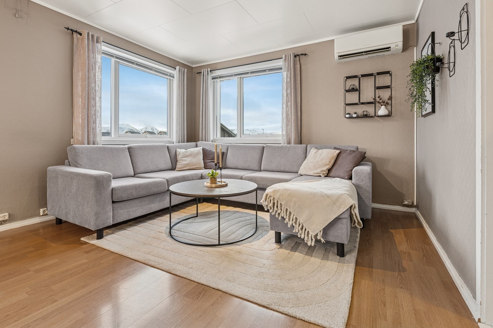 De store vinduene slipper inn rikelig med dagslys og gir en følelse av å ha naturen tett på. Galleribilde