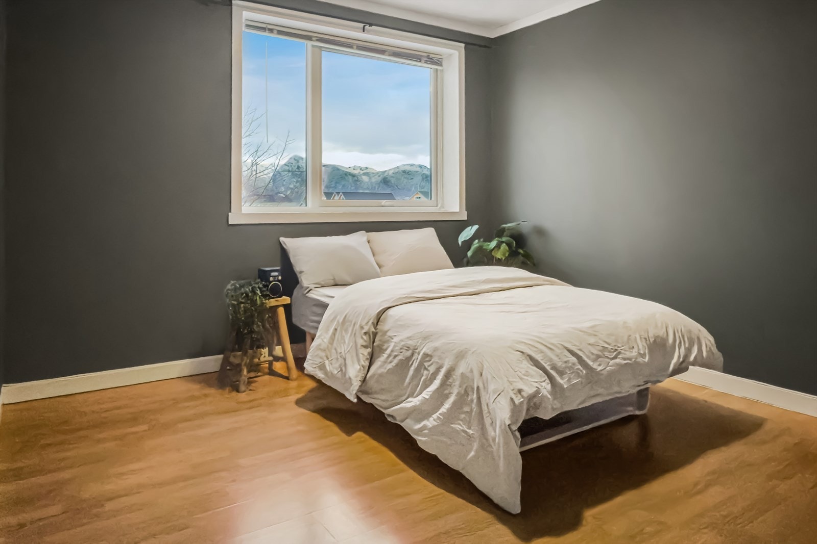 Alle rommene har vinduer som slipper inn godt med dagslys og gir en nydelig utsikt mot de majestetiske fjellformasjonene rundt Sortland. Galleribilde