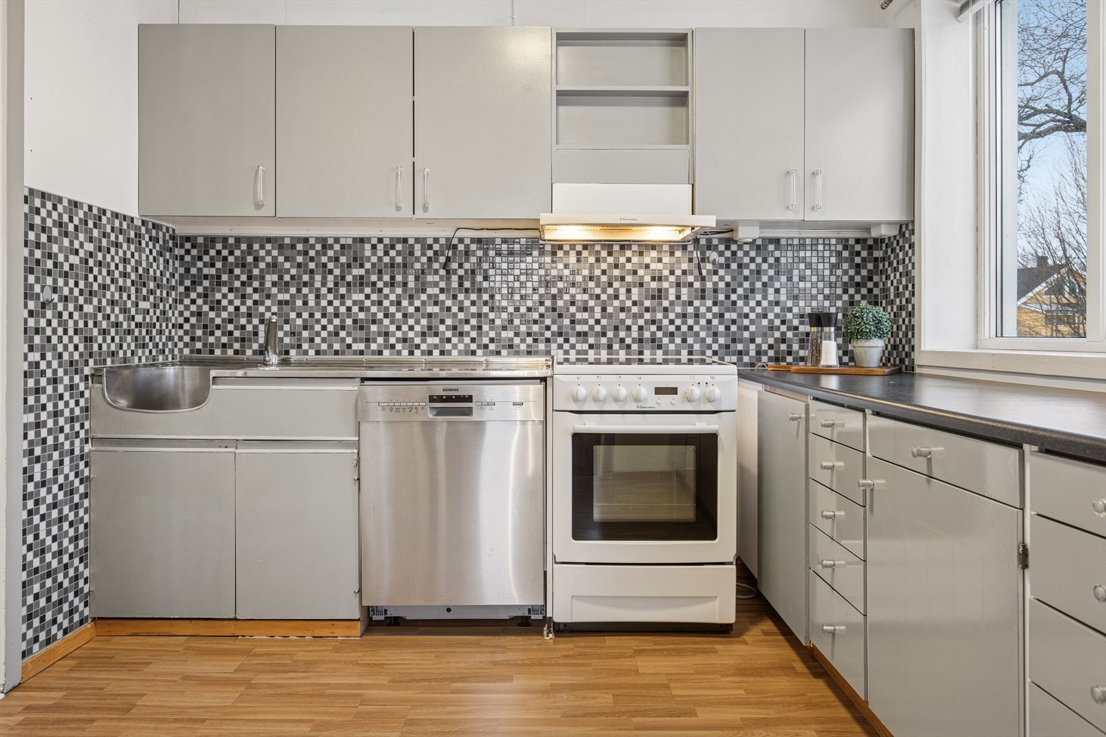 Av hvitevarer medfølger kjøl-/fryseskap, komfyr og oppvaskmaskin (merk at oppvaskmaskinen er defekt). Kjøkkenet har et godt utgangspunkt for videre oppgradering, og gir nye eiere mulighet til å tilpasse rommet etter egne ønsker og behov. Galleribilde