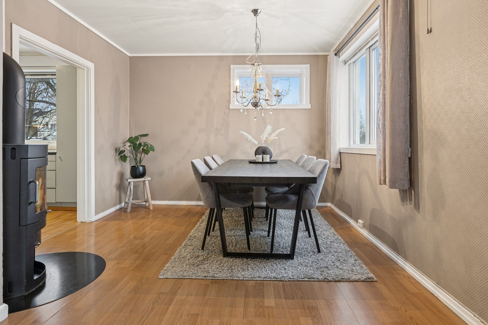 Her kan du samle familie og venner til både hverdagsmiddager og festlige anledninger i en luftig og innbydende atmosfære. Galleribilde