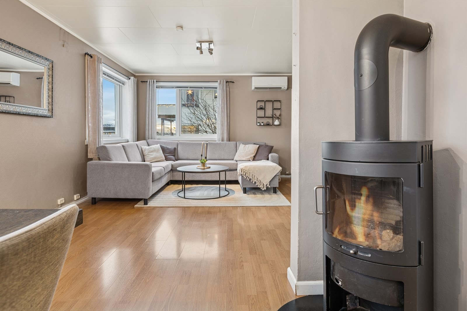 For ekstra komfort har stuen en veggmontert varmepumpe, og ved spisestuen finner du en koselig vedovn som skaper varme og hygge på kalde dager. Galleribilde