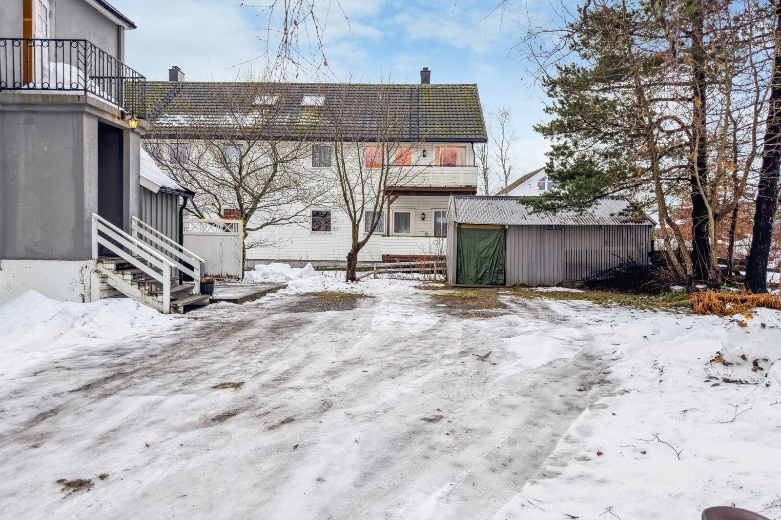 Frittstående uthus/garasje i enkel trekonstruksjon på grunnmur med bølgeplatetak. Bygget er av eldre dato med enkel standard og begrenset levetid. Omfattende vedlikehold, utbedring eller utskifting må påregnes. Galleribilde