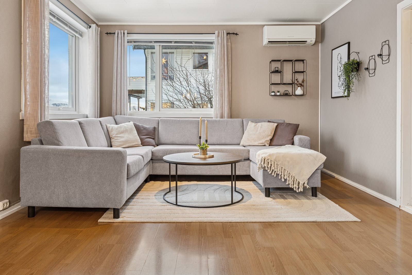 I tillegg ble det lagt nytt tak i stuen i 2019, som bidrar til et pent og oppgradert uttrykk i boligens viktigste oppholdsrom. Galleribilde