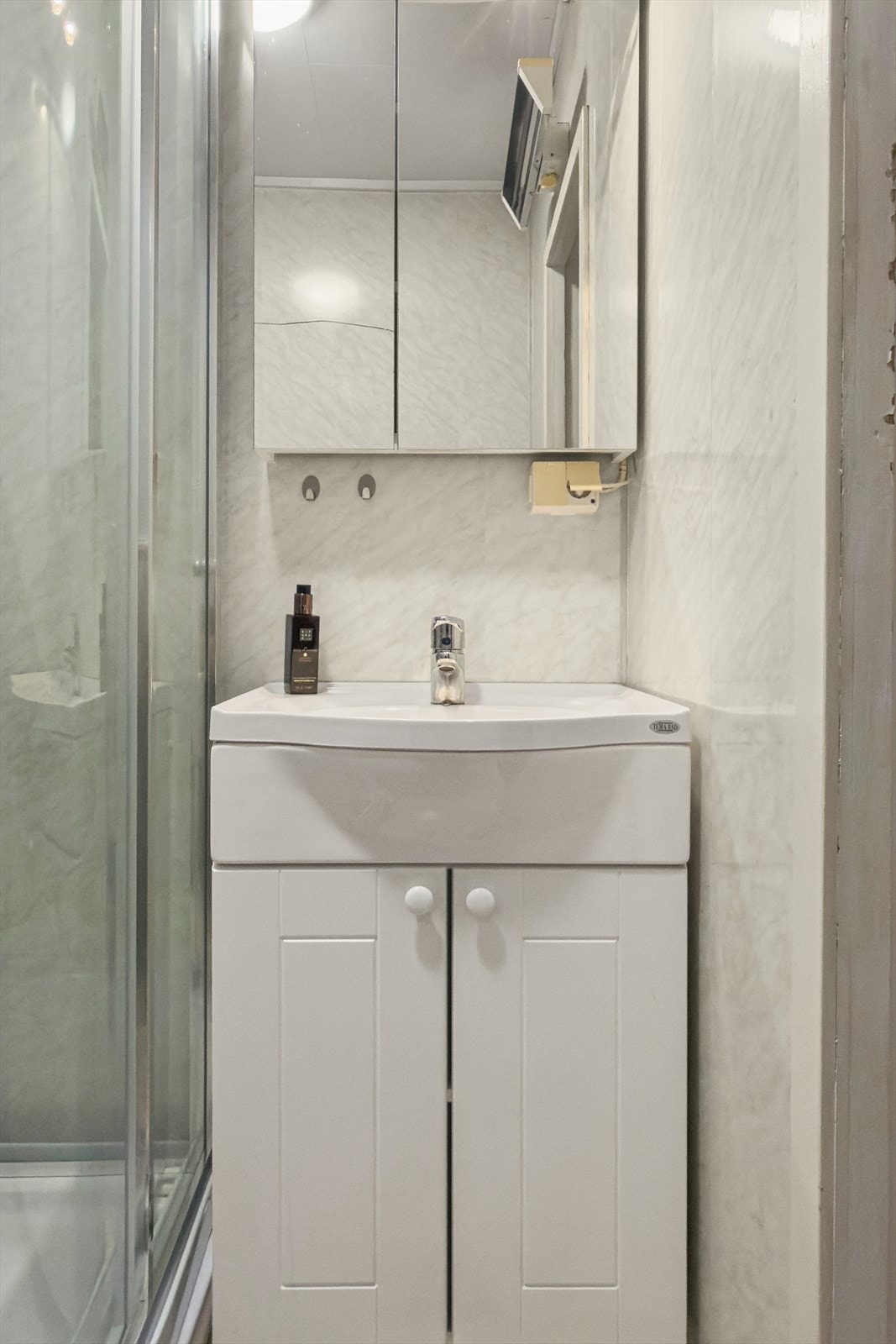 Rommet har veggmontert varmeovn og mekanisk ventilasjon. Våtrommet har tilstandsgrad TG3 og må totalrenoveres for å oppfylle dagens krav. Galleribilde