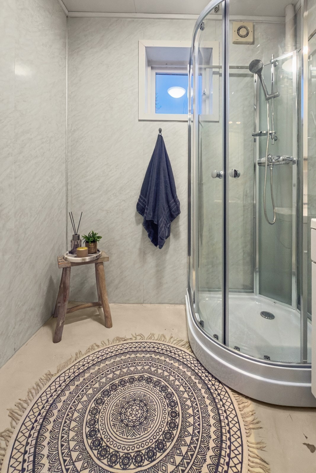 Badet i 2. etasje er fra før 1997 og har baderomsplater på vegger, plater i himling og gulv med belegg/malt overflate. Innredet med dusjkabinett (nytt i 2025), servant og speilskap. Galleribilde