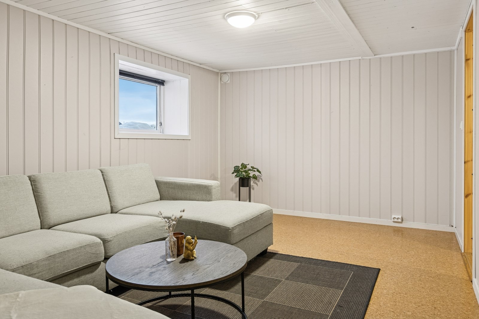 TV-stue og sovealkove i kjeller, tilfredsstiller ikke dagens krav til tilgang på dagslys og rømningsvei. Galleribilde