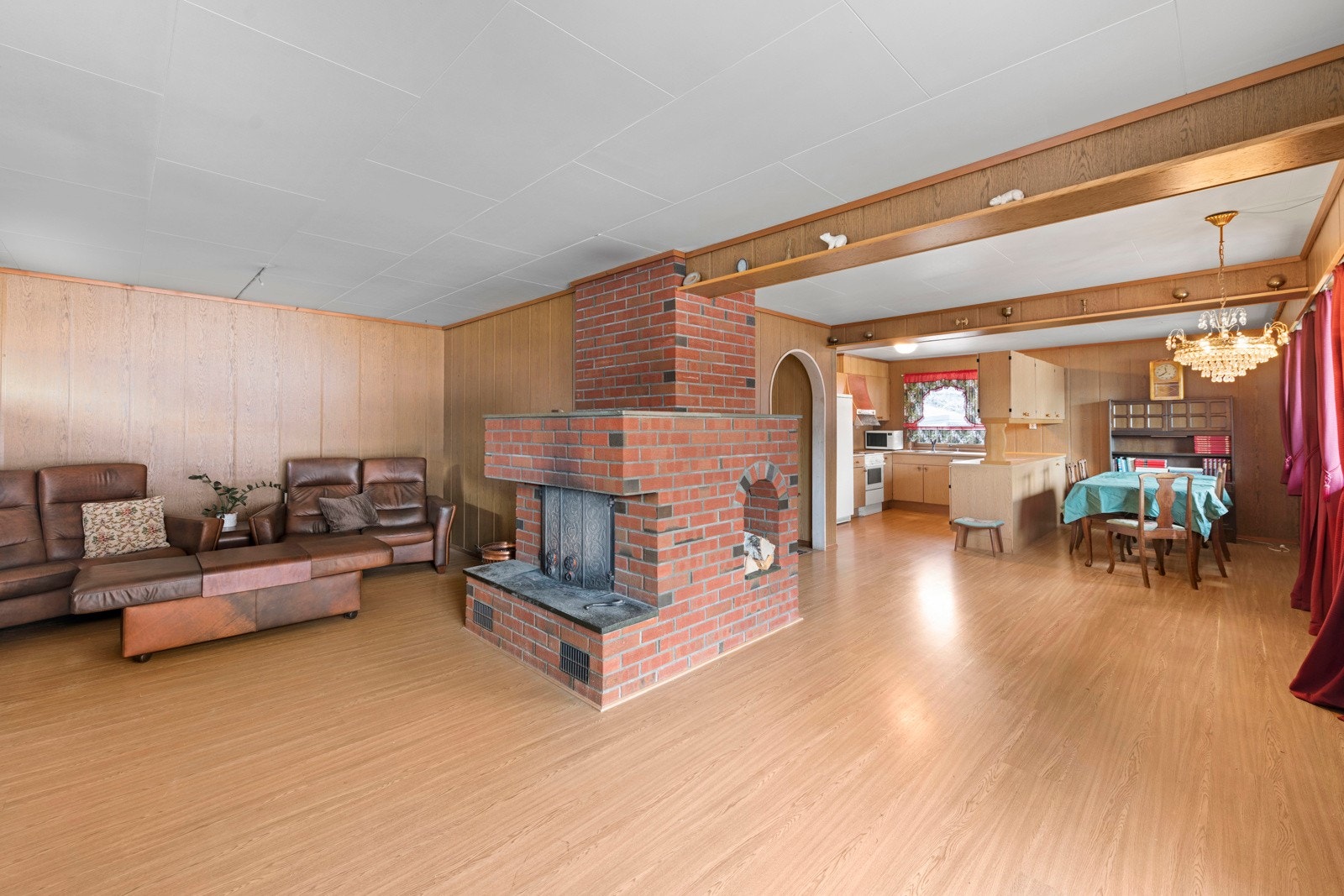 Boligen har en romslig stue med peis Galleribilde