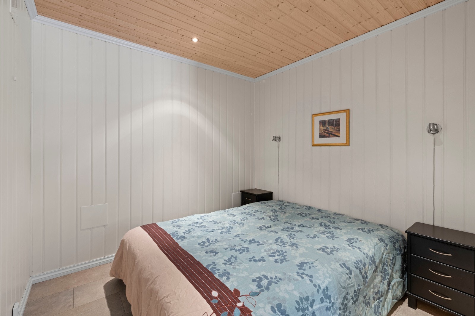 Disponibelt rom innredet som soverom i kjeller. Ikke godkjent for varig opphold Galleribilde