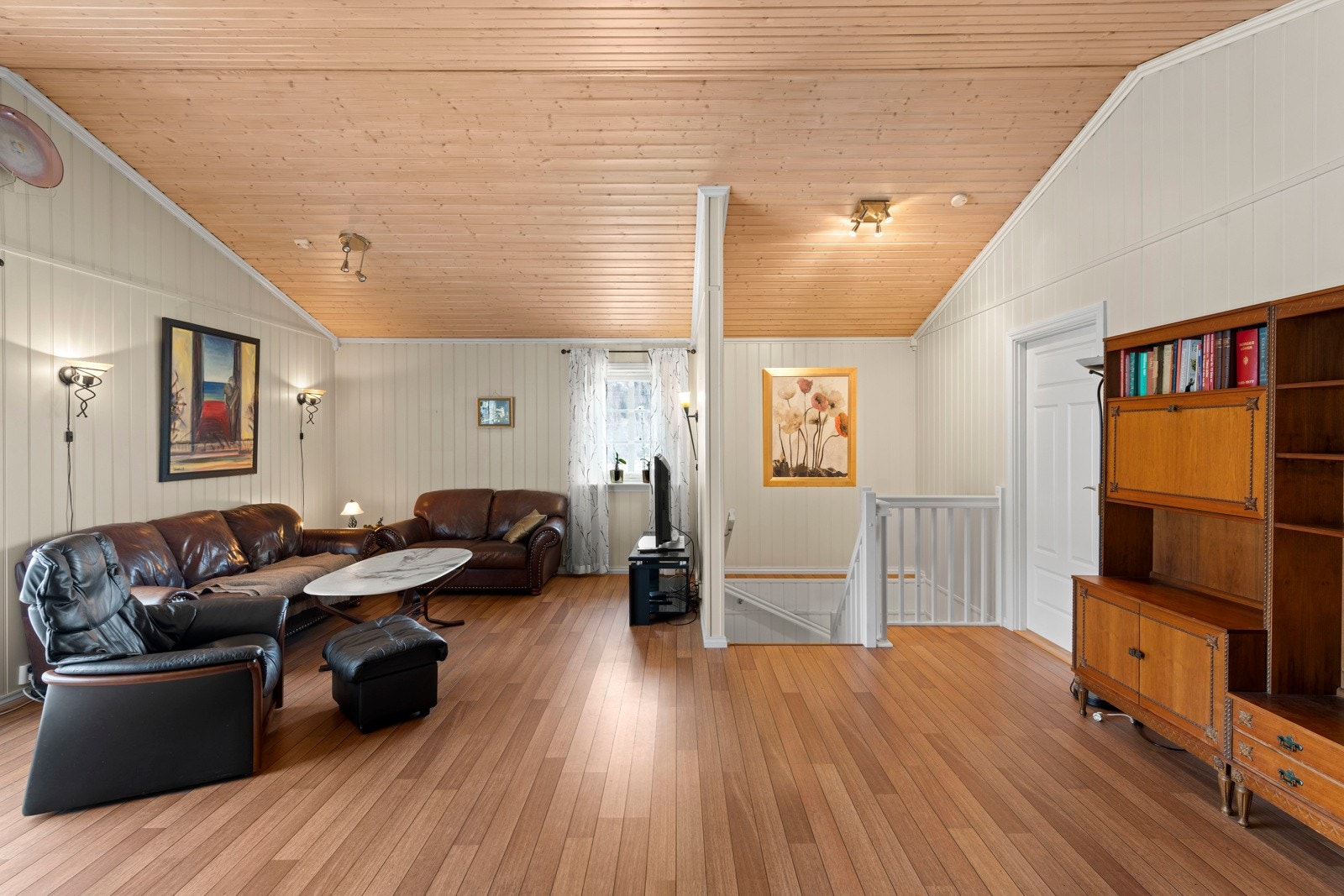 Stuen er romslig og luftig og har god plass til sofa og diverse Galleribilde