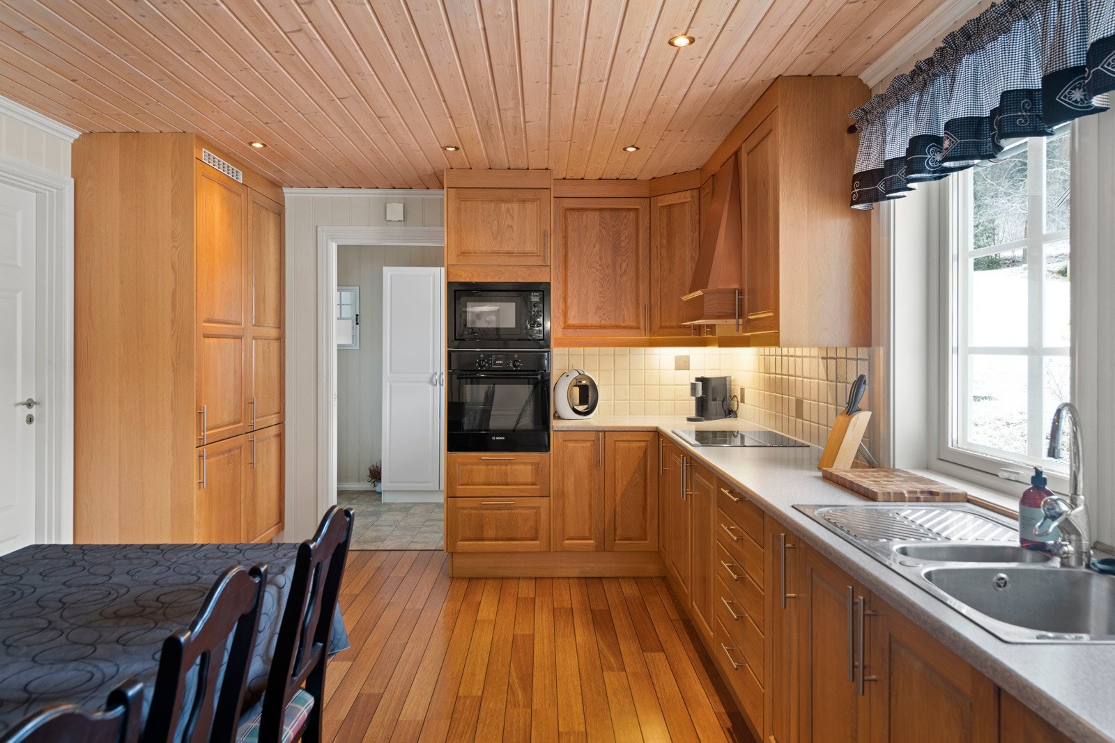 Våningshuset er bygd i 2008 og går over en 1. etasje og en underetasje Galleribilde