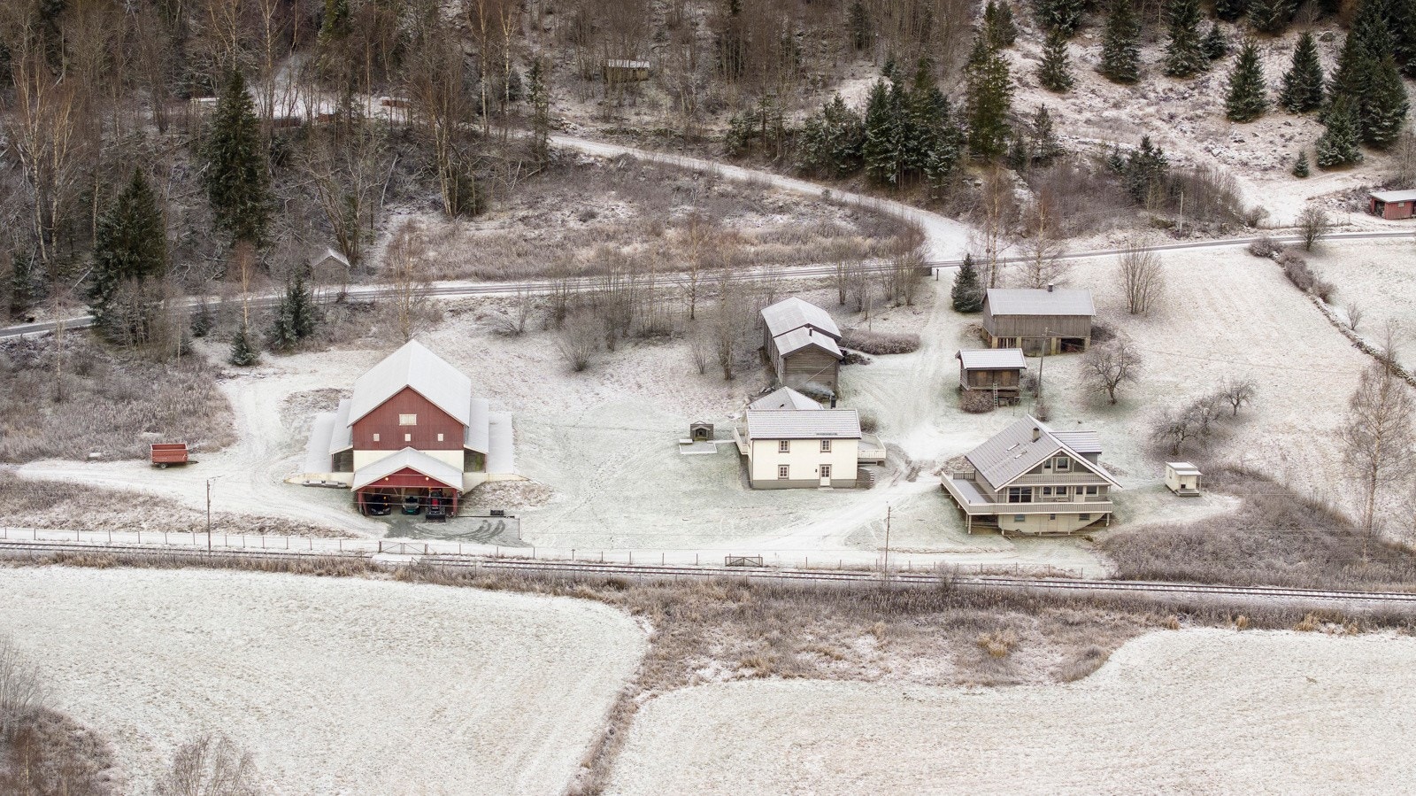 Eiendommen er på ca. 4.105 daa og er også del i et sameie på totalt 5.467 daa. I utmarka har eiendommen en hytte samt flere stulsbygninger Galleribilde