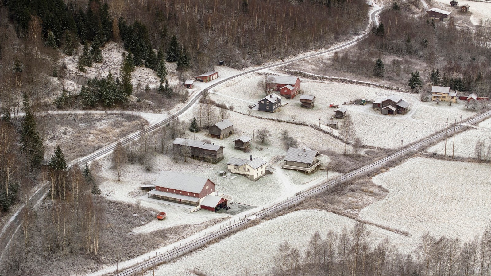 Tunet består av et våningshus fra 2008, en kårbolig fra 1986, en romslig drifstbygning og flere lafta bygninger Galleribilde