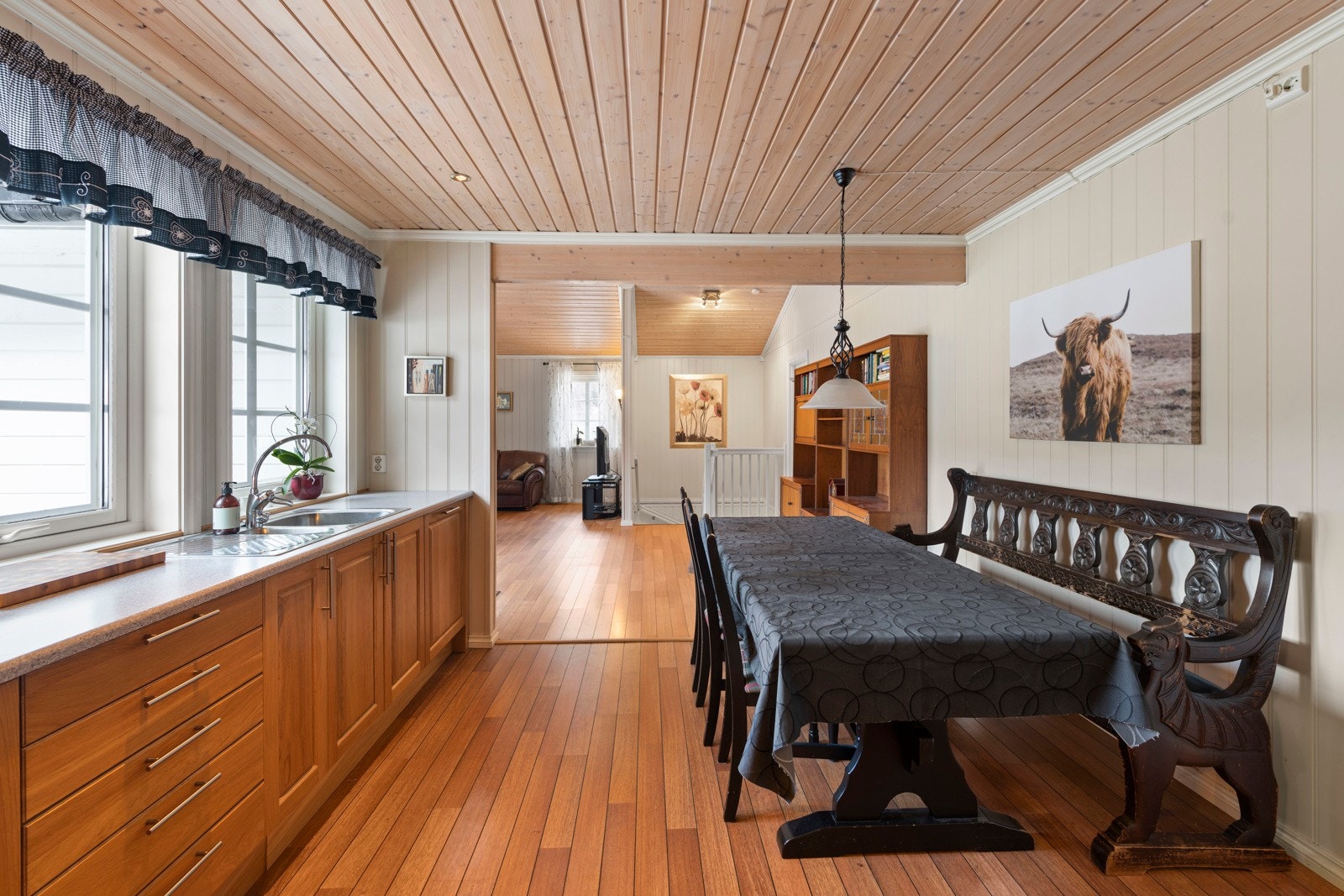 Det er også god plass til spisebord på kjøkkenet Galleribilde