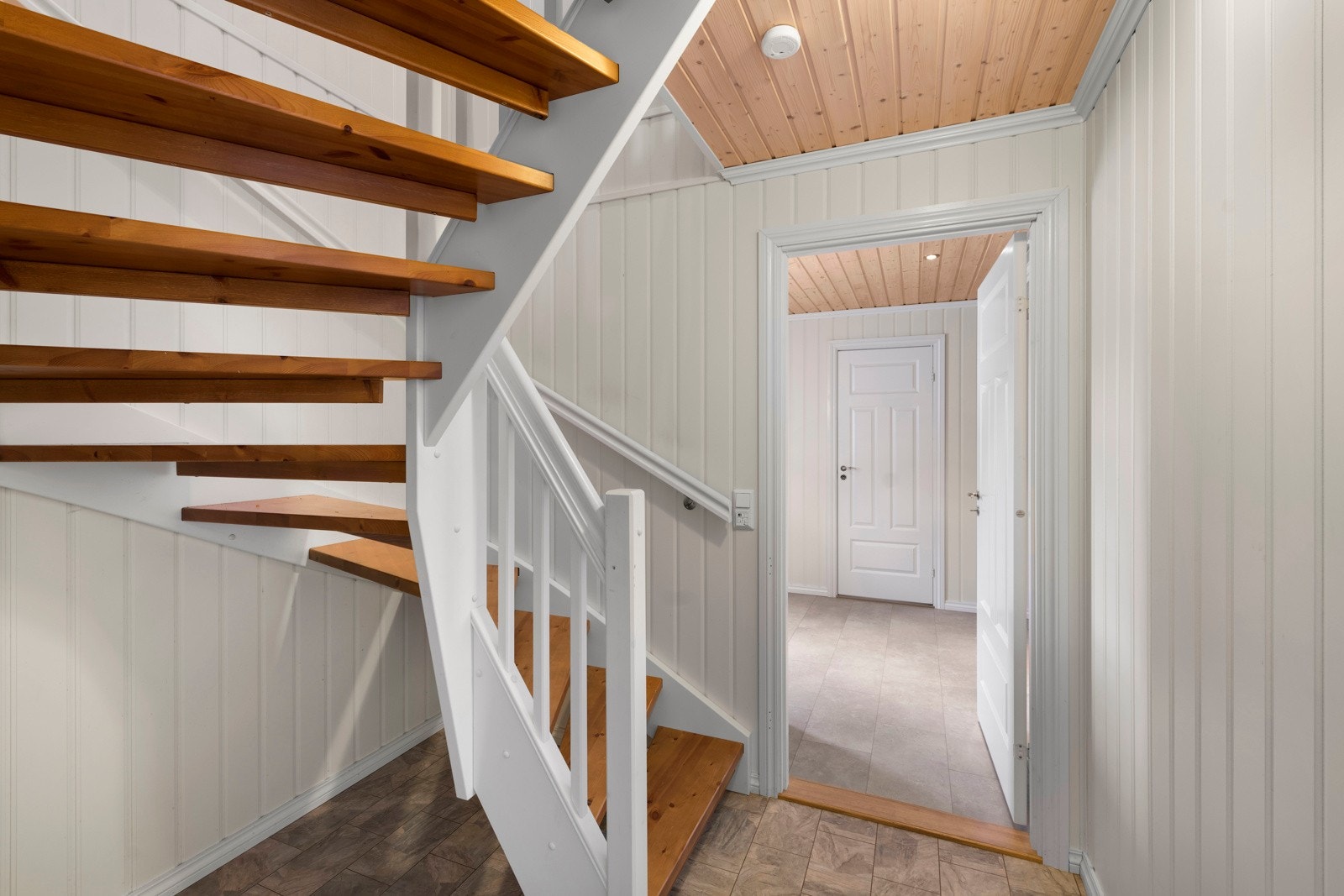 Kjelleren er innredet med stue og soverom. I originale tegninger er disse godkjent som disponible rom. De er altså ikke godkjent for varig opphold Galleribilde