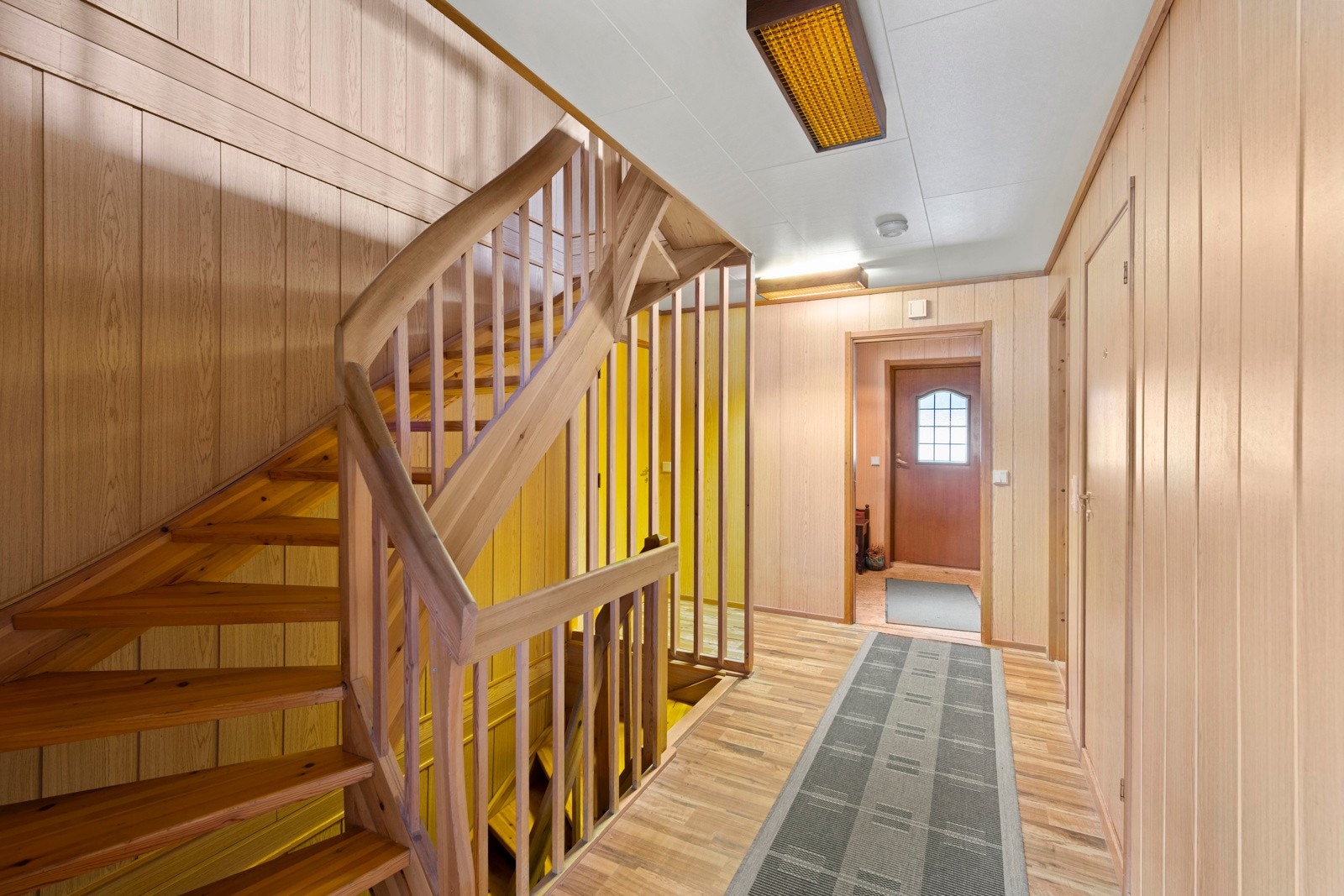 Boligen er bygd i 1986, er på 248 kvm og går over 3 etasjer Galleribilde