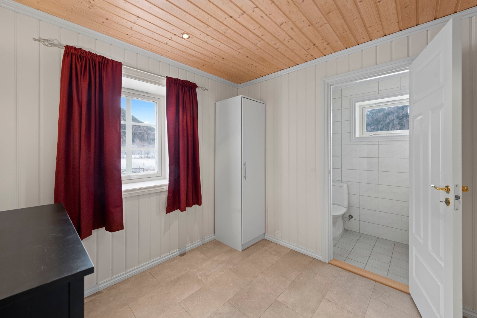 Det er også bad i kjelleren Galleribilde