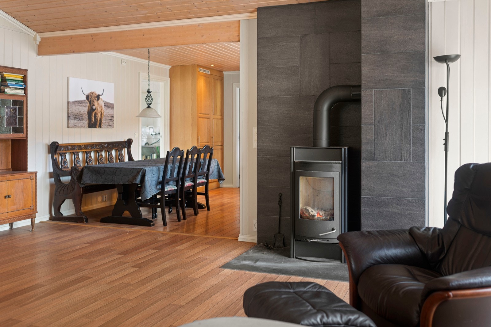 Stuen har en effektiv peisovn Galleribilde