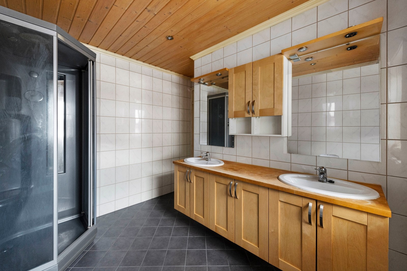 Badet er fra 2008 og er romslig med bla. dobbelt servantskap og varmekabler i gulv Galleribilde