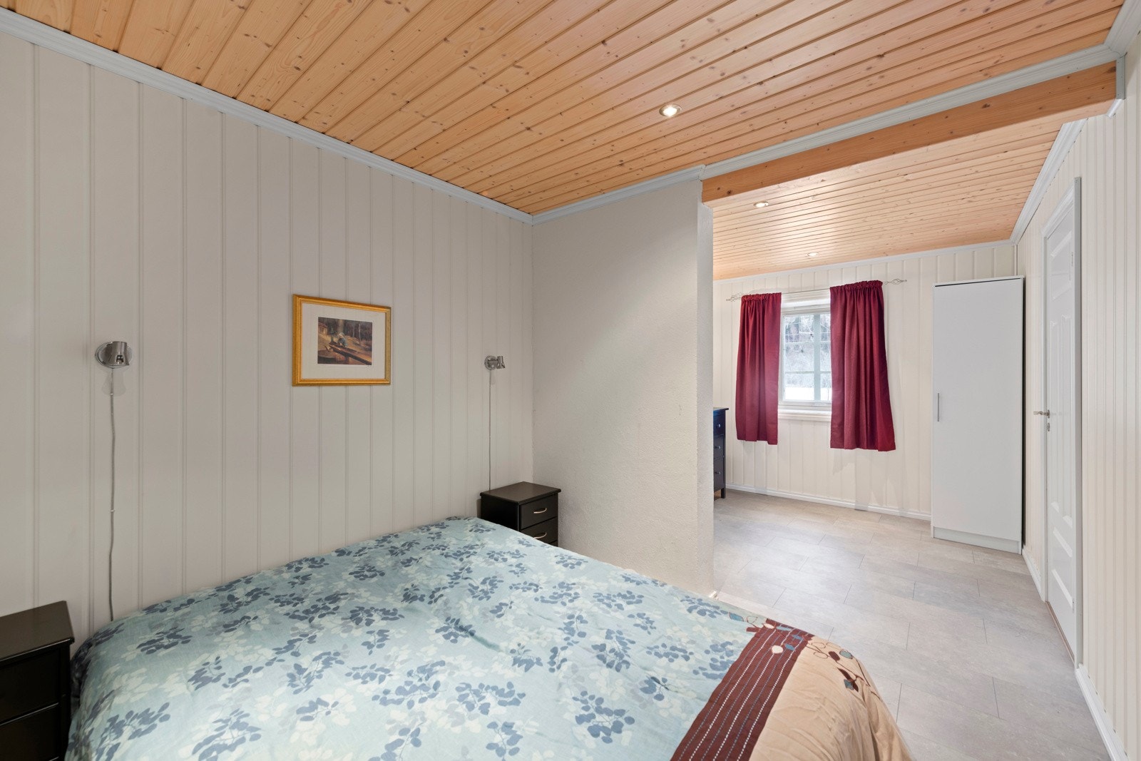 Disponibelt rom innredet som soverom i kjeller. Ikke godkjent for varig opphold Galleribilde