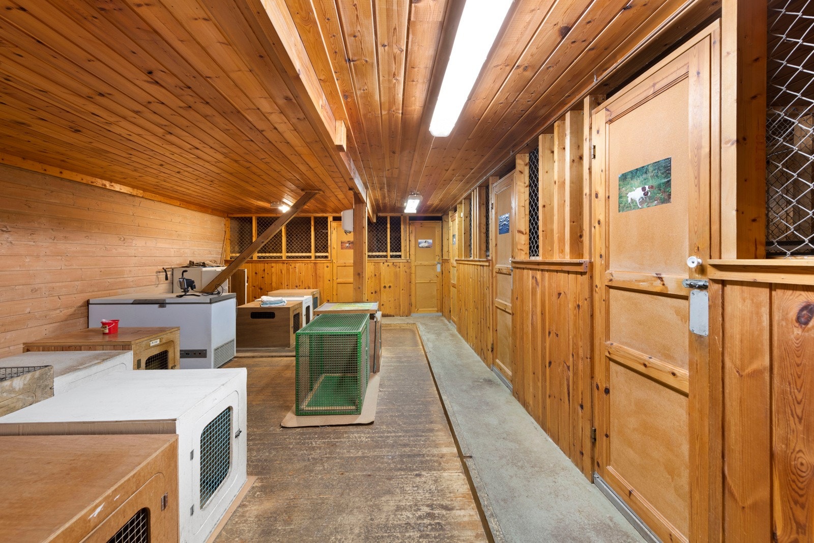 1. etasjen i drifstbygningen er ombygd til hundekennel med ca. 16 bur Galleribilde
