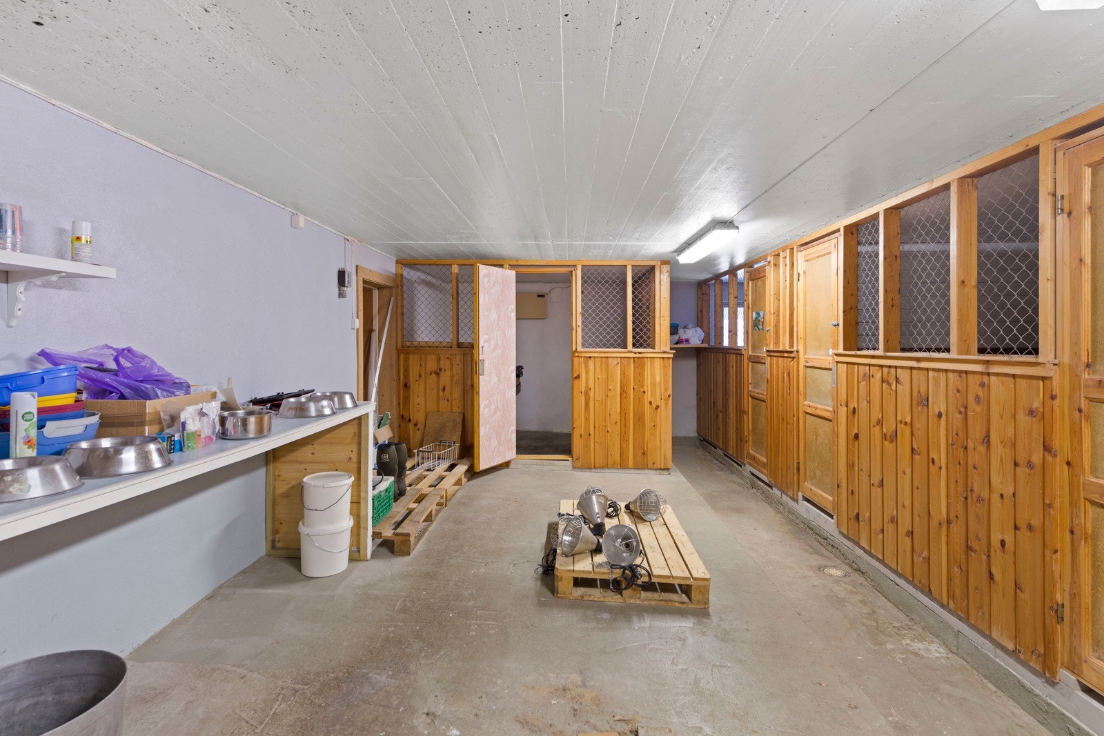 Driftsbygningen har innlagt strøm, vann og avløp Galleribilde