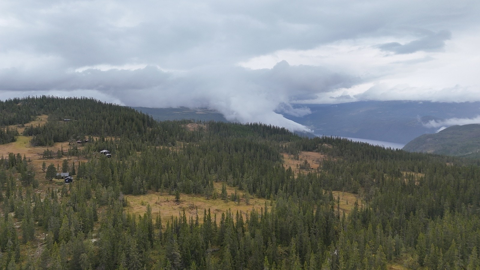 Eiendommen strekker seg fra Måneåi og opp åssiden. Videre har eiendommen en teig ved Heimstaul og en teig som strekker seg opp til Sletteberg ved Reinsnuten på ca. 1.200 m.o.h Galleribilde