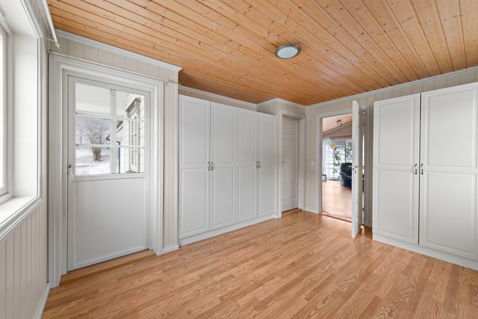 Godt med skapplass og utgang til balkong Galleribilde