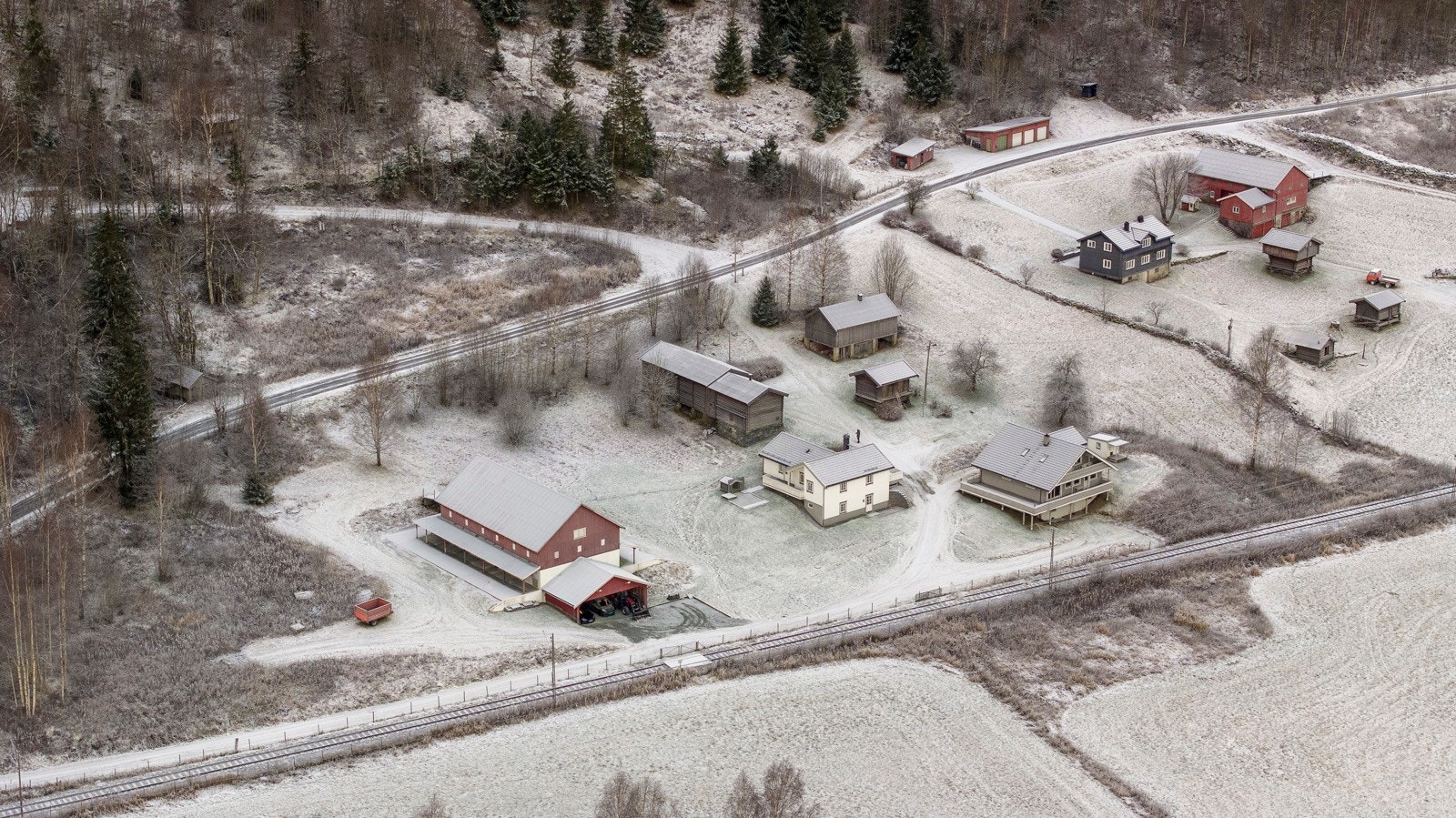 Tunet ligger nede på Miland hvor dyrka areal er plassert hovedsakelig på nedsiden av tunet Galleribilde
