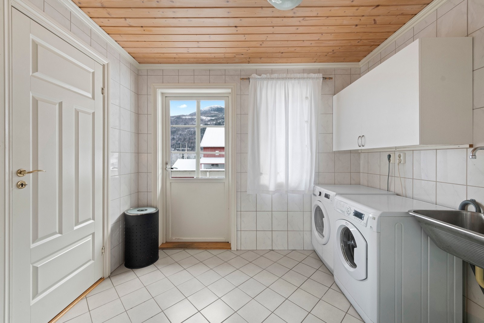 Det er også vaskerom i 1. etasje med egen utgang Galleribilde