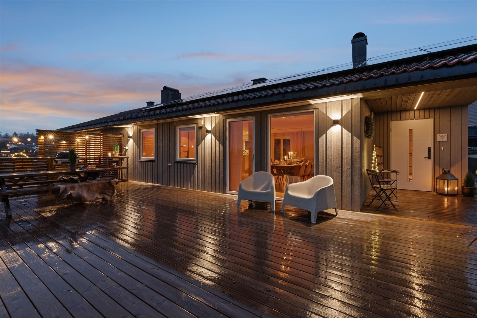 Her får du romslige og usjenerte uteområder med hage og terrasse på fremsiden, samt en solrik terrasse på baksiden - ideelt for både avslapning og hyggelige sammenkomster Galleribilde