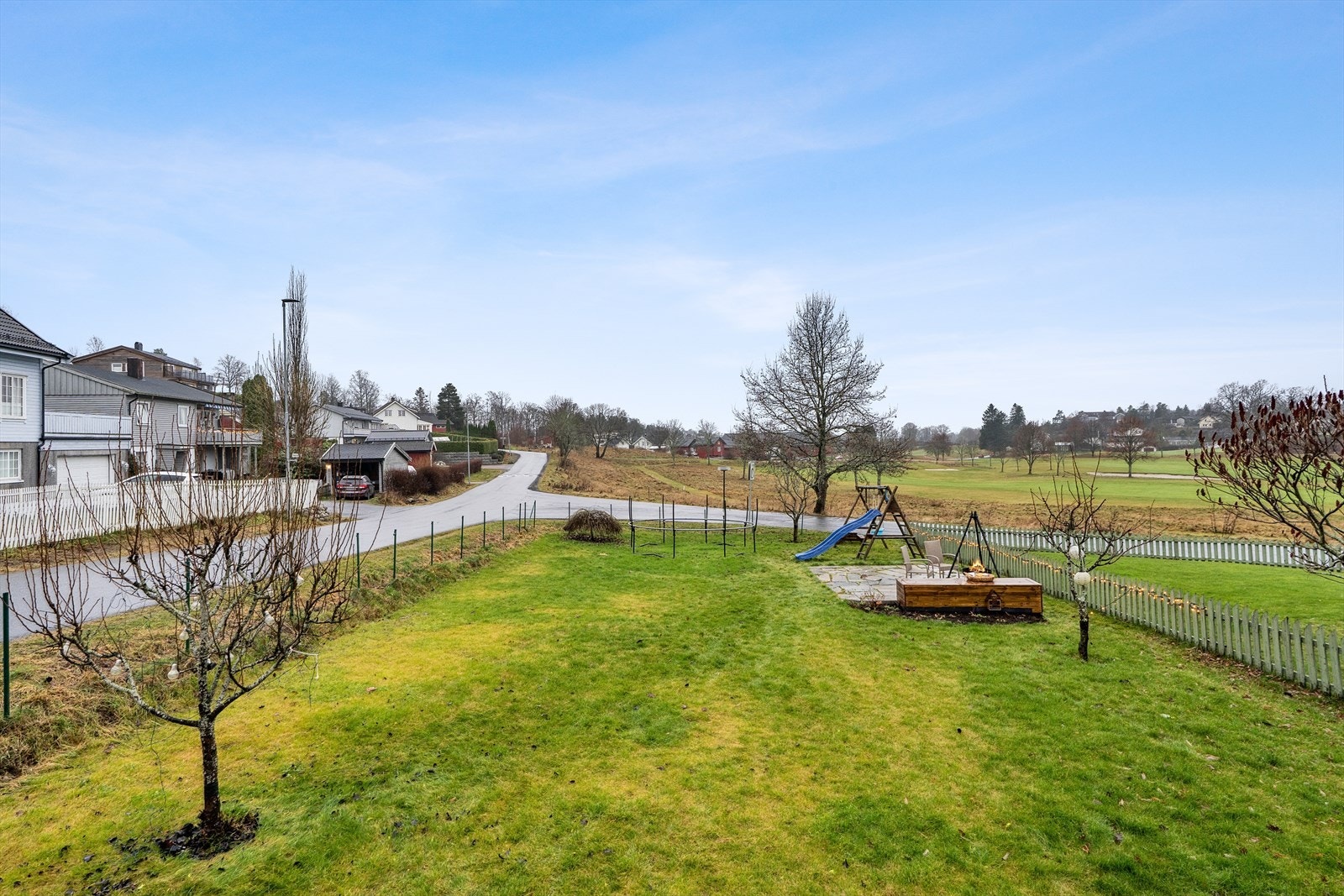 Området er kjent for sin nærhet til tur- og rekreasjonsområder i Frognmarka, som gir gode muligheter for friluftsliv og naturopplevelser Galleribilde