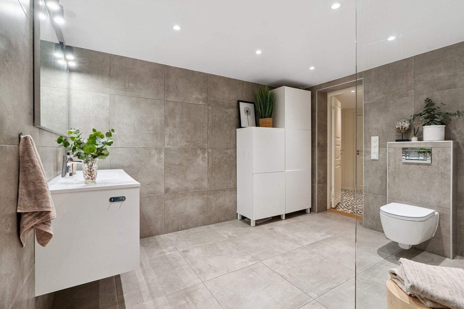 Badet ble rehabilitert i 2018. Helfliset med store, delikate fliser og gulv med elektriske varmekabler. Downlights i himlingen sørger for god og jevn belysning Galleribilde