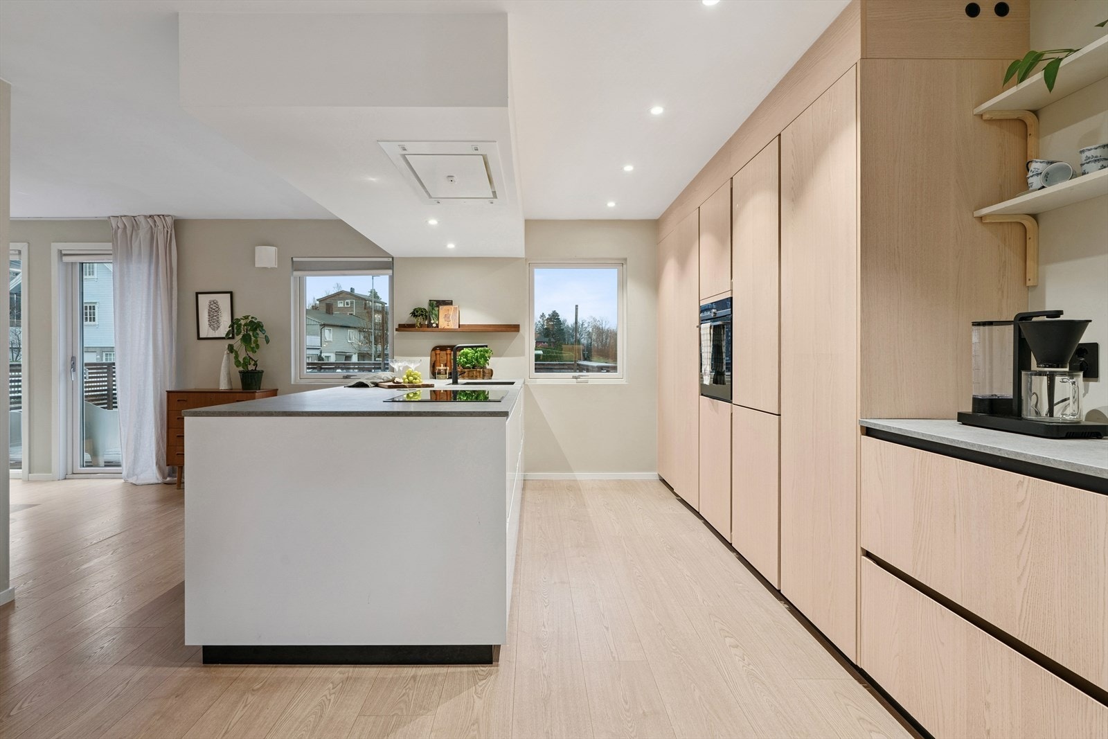 Praktisk paralell løsningen gir godt med oppbevaringsplass i en god kombinasjon av skuffer og skap Galleribilde