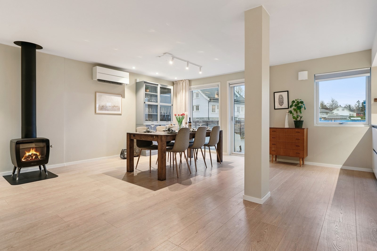 Stuen har god plass til både sofagruppe og spisestue, og deles naturlig inn i flere soner over 2 nivåer og har stemningsfull vedovn som et sentralt blikkfang Galleribilde