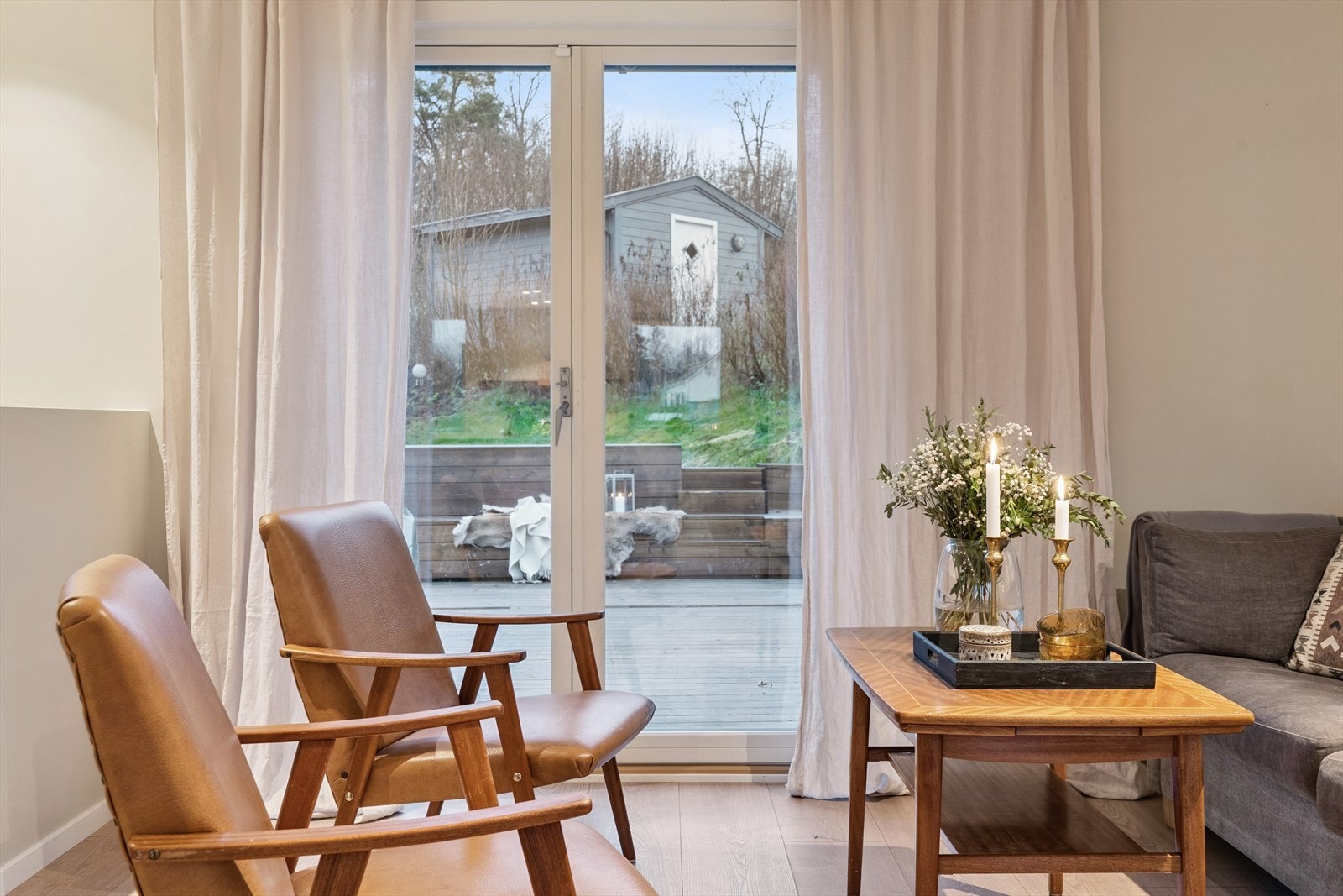 Fra stuen er det dobbelfløyet terrassedør ut til hyggelig terrasseplatting på omtrent 35 kvm Galleribilde