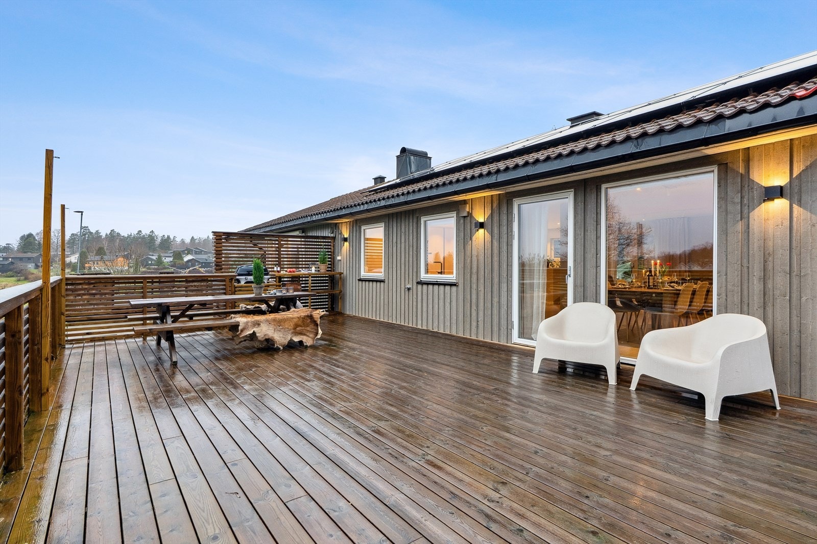 Boligen byr på flotte uteområder med terrasse på begge sider av huset, frodig hage med plen og en stilfull skiferbelagt uteplass Galleribilde